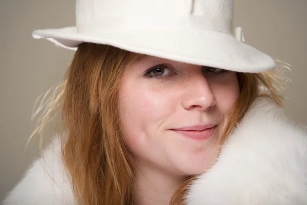 Primer plano de pelirroja sonriente con sombrero blanco — Foto de Stock