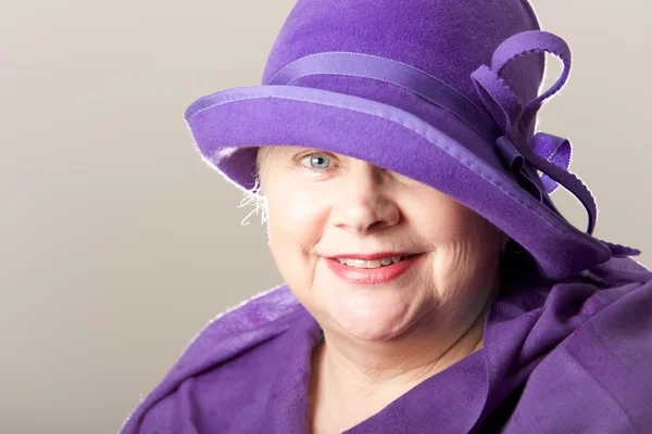 Close-up of white-haired woman in purple hat — Stock Photo, Image