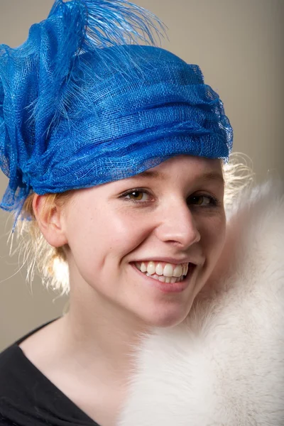 Ruiva sorridente em chapéu azul e pele — Fotografia de Stock