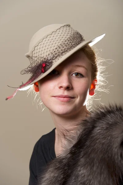 微笑在灰色的帽子和毛皮的红发女郎 — 图库照片