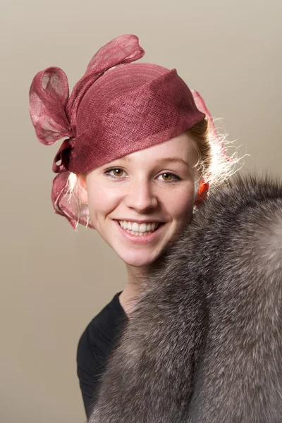 微笑在网格帽子和毛皮的红发 — 图库照片