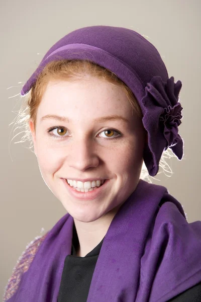 Rousse souriante en chapeau violet et écharpe — Photo