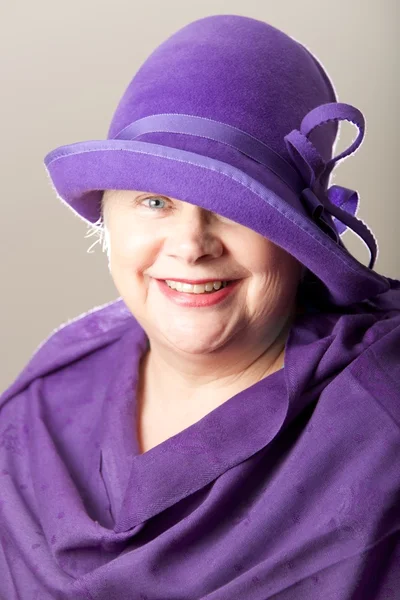 Mujer de pelo blanco en sombrero púrpura y chal — Foto de Stock