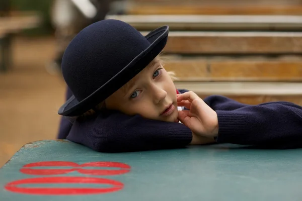 Smutna dziewczyna w niebieskim kapeluszu i sweter — Zdjęcie stockowe