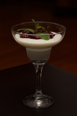 Sakız sakız muhallebi bardakta soslu