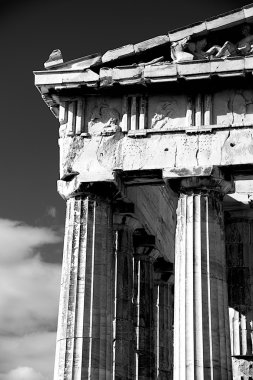 Mono Mermer sütunlar ve Parthenon alınlıklı