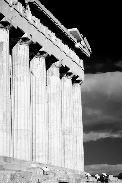 Mono Parthenon colonnade and entablature with floodlights — Stock Photo, Image