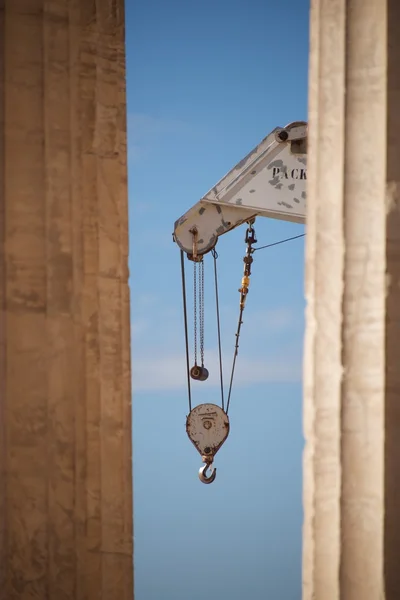 Crane som förekommer mellan två marmorpelare Parthenon — Stockfoto