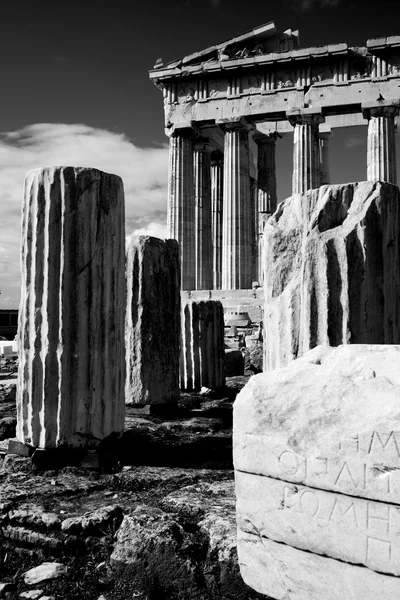 Mono ruined columns and pediment of Parthenon — Stock Photo, Image