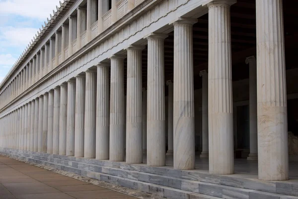 Стоа Атталоса с двумя мраморными колоннадами — стоковое фото
