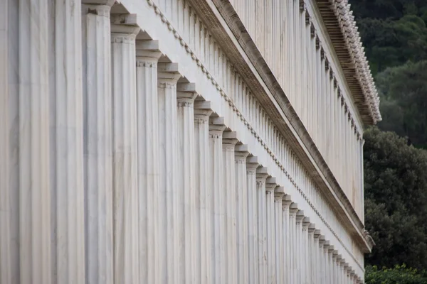 Buitenkant van marmeren Stoa van Attalos colonnade — Stockfoto