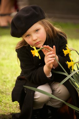 Bere nergis okşayarak içinde ciddi genç kız
