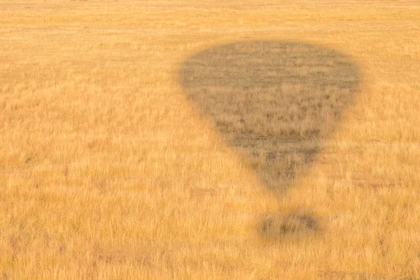 Sombra de balão fazendo ponto de exclamação no chão — Fotografia de Stock