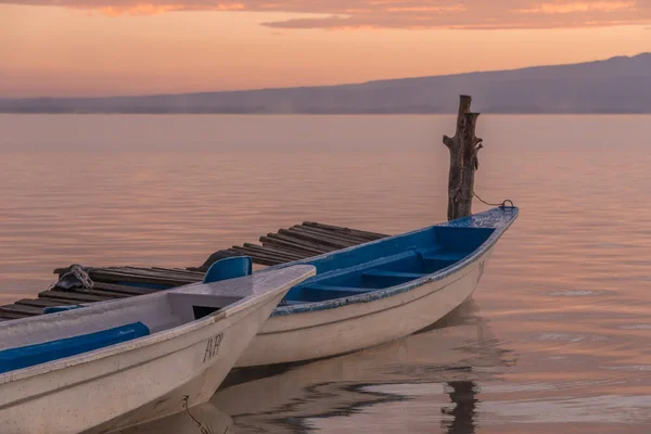 Due barche ormeggiate al molo all'alba — Foto Stock