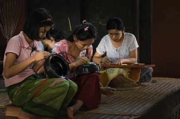 Burmese people working made lacquerware. — Stock Photo, Image