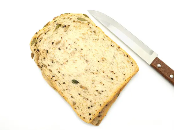 Beyaz Arka Planda Izole Edilmiş Bıçaklı Taze Yapımı Kepekli Ekmek — Stok fotoğraf