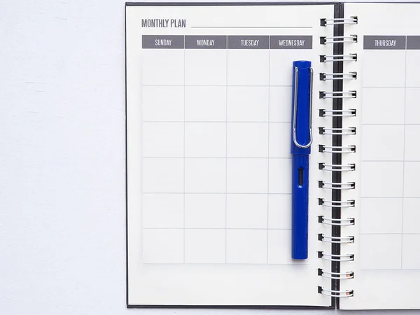 Blauer Stift Auf Einer Seite Tagebuch Auf Dem Weißen Schreibtisch — Stockfoto