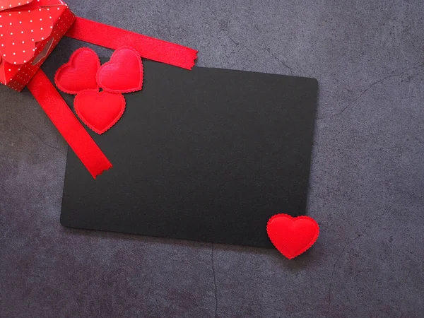 Blackboard Red Heart Gift Bow Ribbon Dark Grey Background Copy — Stock Photo, Image