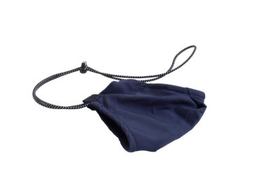 Yeniden kullanılabilir koyu mavi yüz maskesi, ayarlanabilir kulak ilmiği ve beyaz arka planda izole edilmiş boynu var. Koronavirüs salgını ve kirlilik kavramı. Yeni norma