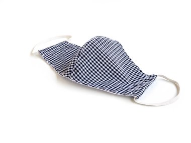 Kirliliği ve virüsleri önlemek için siyah ve beyaz kareli kumaş yüz maskesi. Pamuk kılıfından el yapımı, beyaz arka planda izole edilmiş. Sağlık ve Yeni Normal Konsept. Metnin için boşluk kopyala