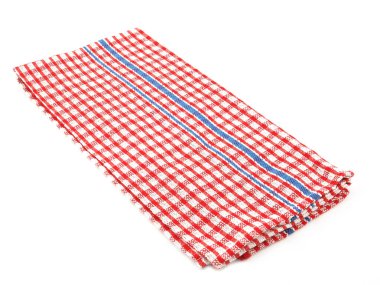 Kırmızı ve beyaz kareli kumaş veya beyaz arka planda izole edilmiş peçete. Mutfak gereçleri ve sofra takımları