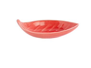 Beyaz arka planda izole edilmiş boş kırmızı yapraklı seramik tabak. Ev ya da restoran, yemek tasarımı. Mutfak aksesuarı