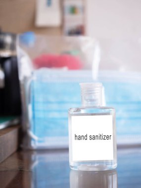Masanın üzerinde el dezenfektanı jeli var. Koronavirüs salgını ve kirlilik kavramı. Yeni normal.