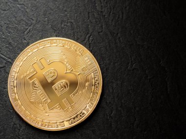 Yaklaş, Altın Parlak Bitcoin Siyah taş desenli kağıt üzerinde kripto para