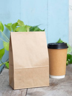 Kese kağıdında kavrulmuş kahve çekirdekleri ve ahşap masa. Mouckup, metin veya logo için kopyalama alanı şablonu. Kapat.