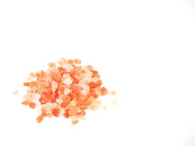 Beyaz arka planda izole edilmiş bir yığın Himalaya pembe tuzu. Metnin için kopyalama alanı ile kapat