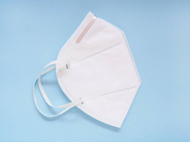 Mavi arka planda koruyucu yüz maskesi (N95), Tıbbi ve sağlık hizmetlerini hesaba katın, Üst Görünüm, Boşluğu Kopyala