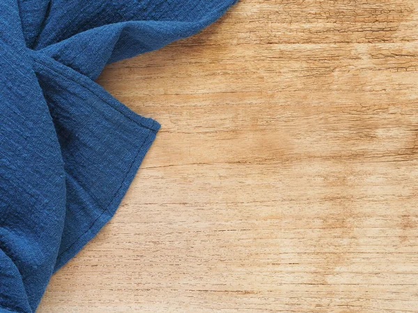 Üst manzara, mavi kumaş ya da ahşap masa arkasındaki peçete. Mutfak gereçleri ve sofra takımları hariç. Üst görünüm, kopyalama alanı olan düz uzanma