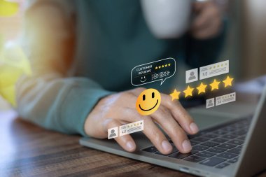 Tüketici dizüstü bilgisayarında beş yıldızlı ve gülen yüzlü bir yazı yazıyor. Müşteri memnuniyeti araştırması konsepti. Mükemmel servis kalitesi değerlendirmesi ve olumlu geri bildirim deneyimi.