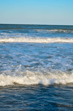 Kumsaldaki deniz manzarası dalgası.