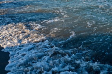 Kumsaldaki deniz manzarası dalgası.