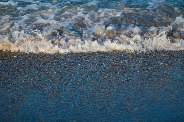 砂浜で海の波を見る — ストック写真