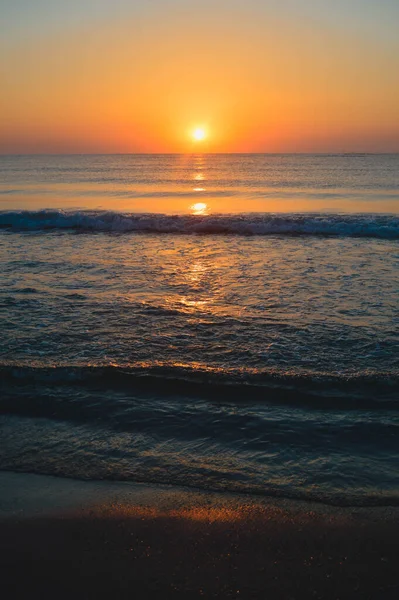 Schöne Sommerlandschaft Sonnenuntergang Strand Glitzernder Sand Und Wellen Schöne Farben — Stockfoto