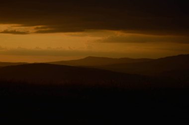 Turuncu gün doğumu ve bulutlar, doğa, manzara, sabah ışığı