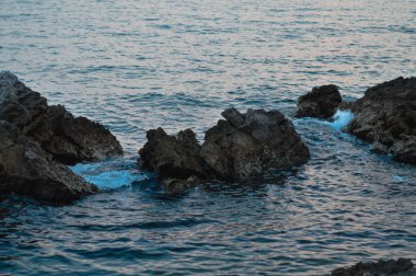 Hırvatistan plajı, sahildeki kayalar, deniz suyu, dalgalar, deniz.