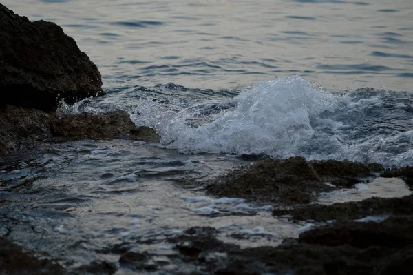 Onde Marine Che Infrangono Sulle Rocce Tempesta Mare Scura Foto — Foto Stock