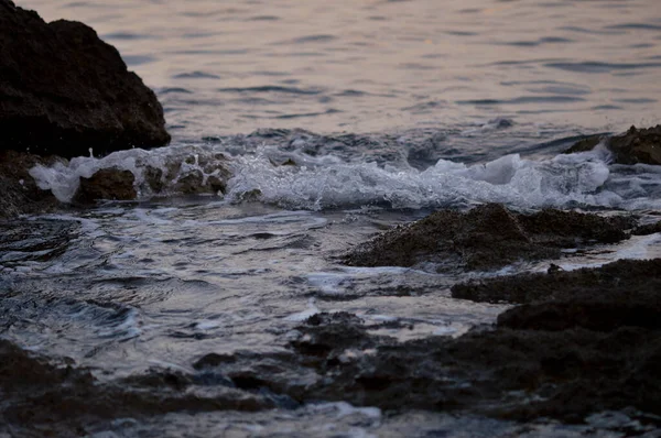 Закрыть Волну Закате Морские Волны Врезаются Скалы Шторм Море Темное — стоковое фото