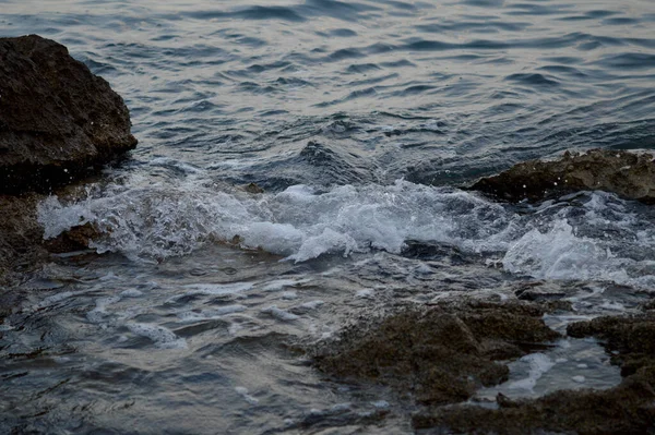 Fecha Ondas Mar Colidindo Com Rochas Tempestade Mar Foto Escura — Fotografia de Stock