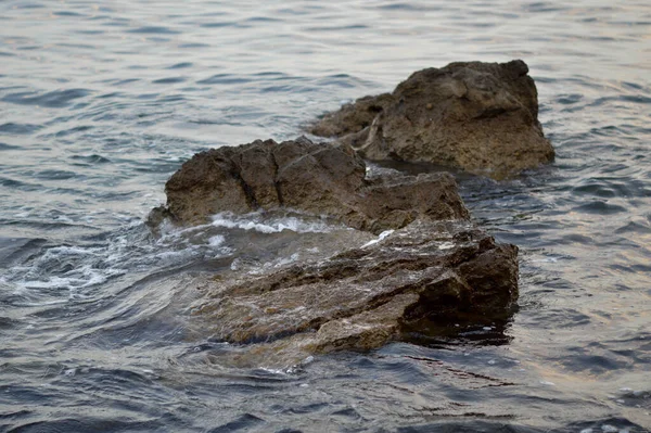 Скалы Пляже Спокойная Вода Небольшие Волны Чистая Вода — стоковое фото