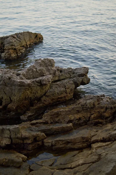海滩上的岩石 平静的水 清澈的水 — 图库照片