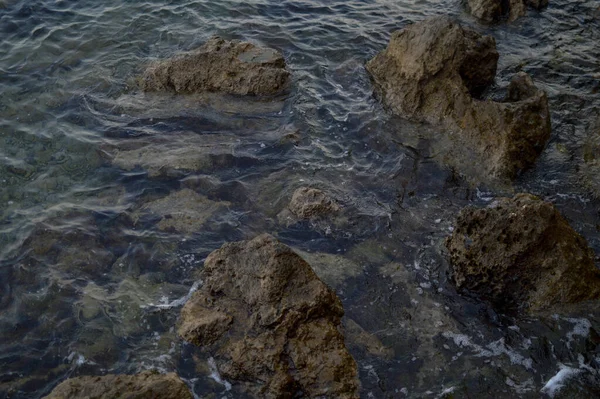 Чистая Морская Вода Камни Пляже Маленькие Волны — стоковое фото
