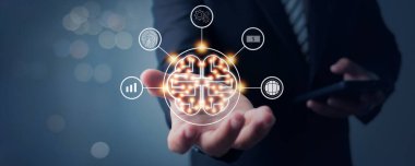 Küresel ağ ve yüksek teknoloji kavramına sahip insan beynine sahip yenilik, iş adamı hayal gücünün ampulünü tutuyor ve dijital simge ile bağlantı verisi 