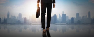 Başarı için ileri, iş çantası tutan kendine güvenen işadamının arkası başarıya doğru yürü, geleceğin profesyonel insan lideri hareket et ve şehir ve sosyal özgürlüğe doğru adım at