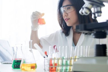 Örtülü Araştırma Laboratuvarı 'ndaki bilim adamları. Kimyager ya da doktor araştırması ve antiviral ilaçları test etmek ve dizüstü bilgisayardan Coronavirüs ya da covid 19 'un nasıl çözüleceği hakkında bilgi bulmak 