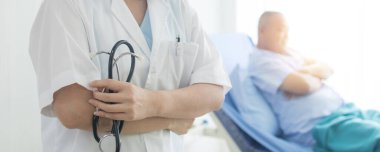 Eski bir hastaya ya da hastalığa gizli tedavi uygulayan profesyonel bir doktorun kolları çapraz