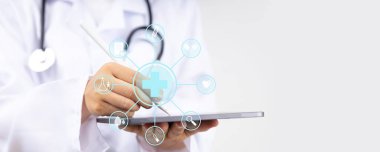 Doktorun elini kapatın. Dijital tedavi kodlaması için sağlık simgesine sahip tablet kullanın.